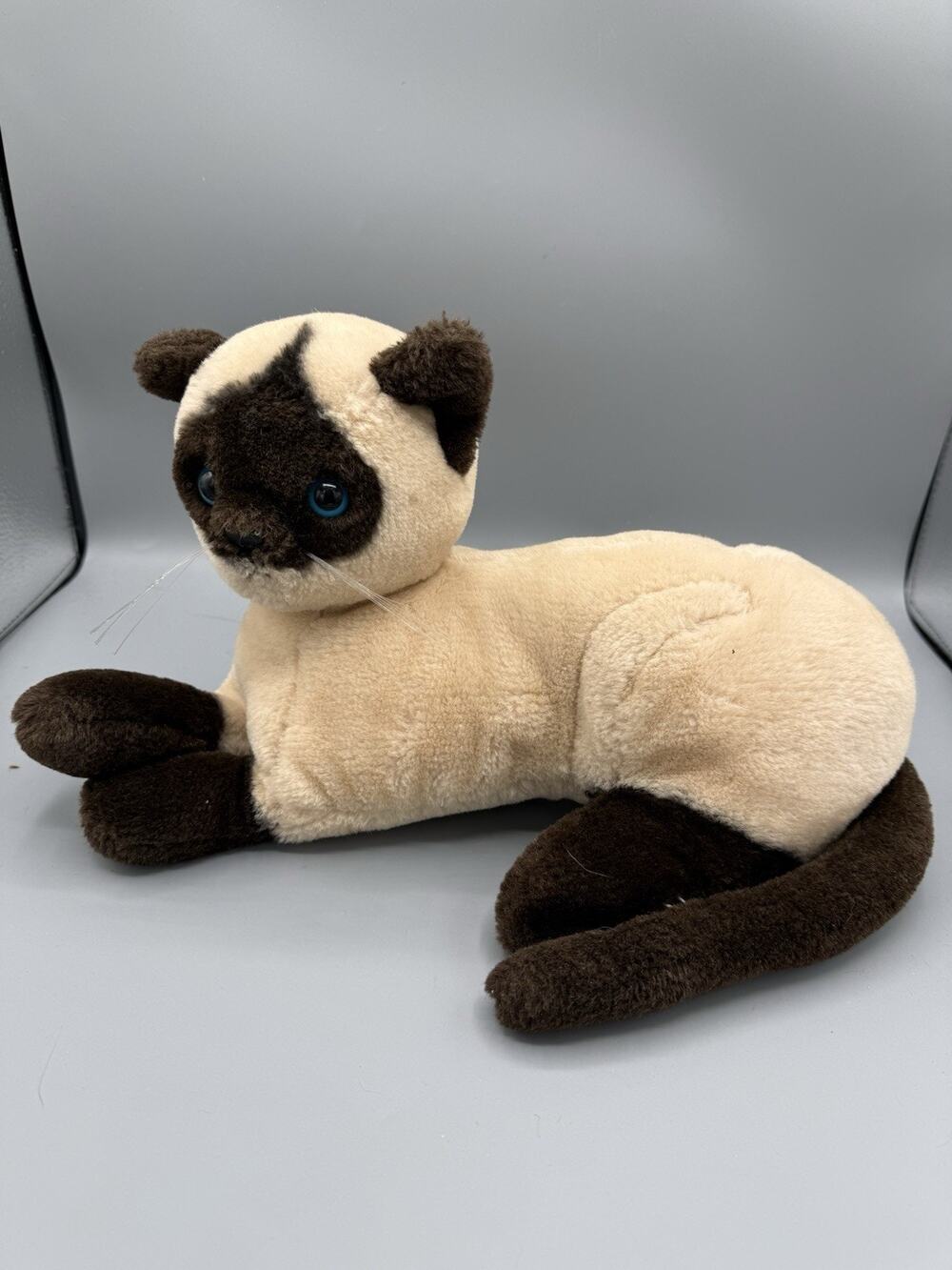 Vintage 1986 Dakin Siamese Cat 14” Plush Lying W Blue Eyes! Has Whiskers!